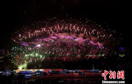 悉尼跨年庆典烟火炫丽绽放现场百万观众目睹盛况（图）