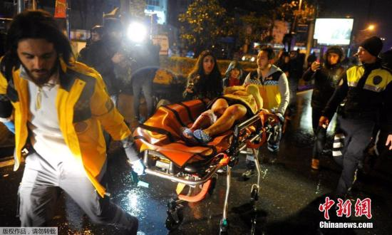 伊斯坦布尔市长称这起事件是一起“恐怖袭击”。图为医务人员救助伤者。