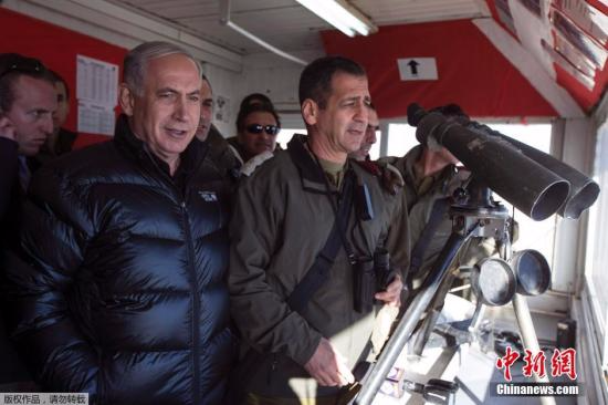 当地时间2月4日，戈兰高地，以色列总理内塔尼亚胡在赫尔蒙山的一个前哨战视察以黎边境。
