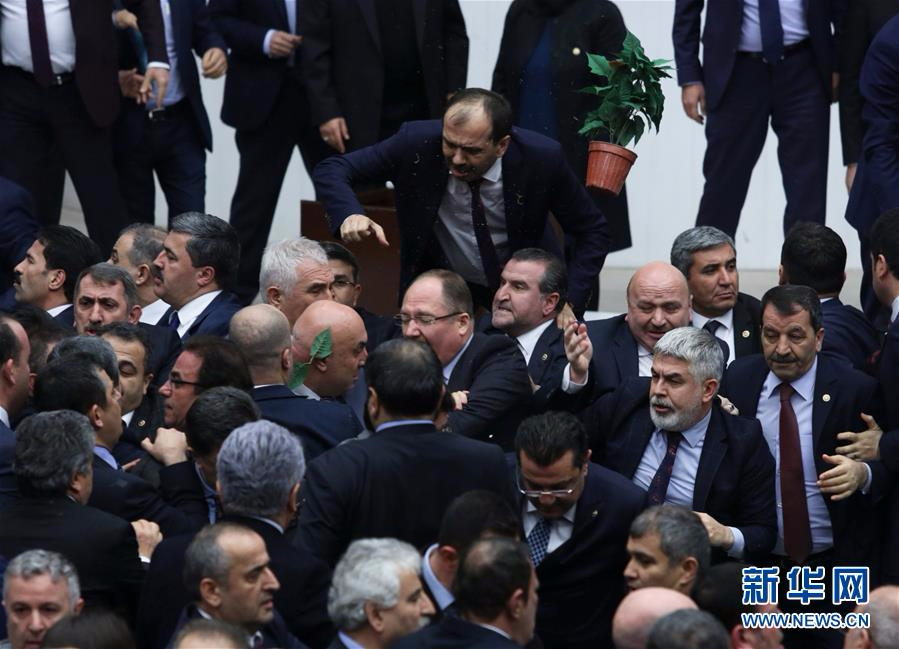 （外代一线）（4）土耳其议会讨论宪法修正案草案上演“全武行”