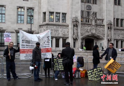 当地时间2016年12月7日，英国最高法院就启动“脱欧”是否需要议会批准作出终审裁决。图为反对英国“脱欧”的民众在法院门外示威。<a target='_blank' href='http://www.chinanews.com/'></table>中新社</a>记者 周兆军 摄