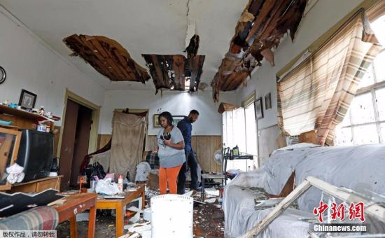 当地时间1月21日，美国密西西比州哈蒂斯堡遭遇龙卷风袭击，导致数人丧生，房屋、树木等受损严重。图为被龙卷风损毁的家园。