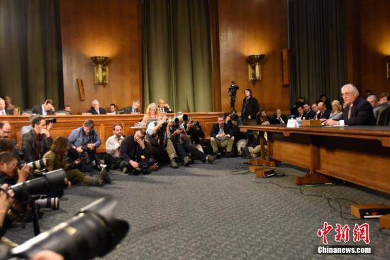 当地时间1月11日，美国候任国务卿雷克斯·蒂勒森出席美国会参议院外交关系委员会举行的提名听证会，吸引众多媒体记者旁听、拍摄。<a target='_blank' href='http://www.chinanews.com/'></table>中新社</a>记者 刁海洋 摄