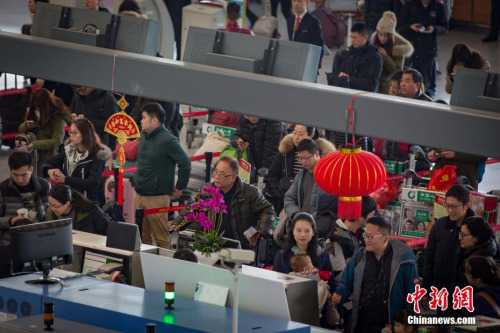 资料图：1月25日，大批旅客在南京禄口国际机场办理登机手续。随着春节临近，中国铁路、民航迎来客流高峰期。<a target='_blank' href='http://www.chinanews.com/'></table>中新社</a>记者 泱波 摄
