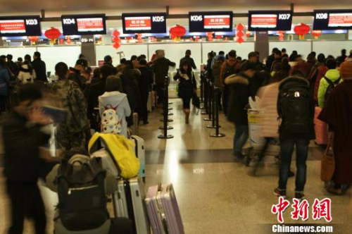 资料图：成都机场大量旅客排队值机。　吕俊明 摄
