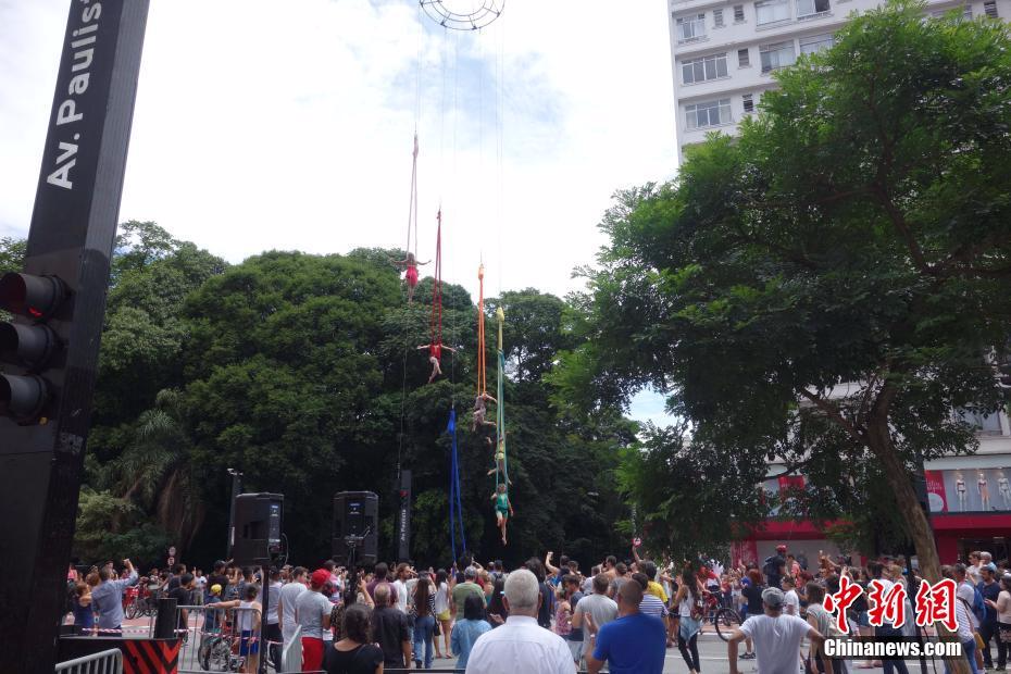 巴西圣保罗街头现“空中飞人秀”