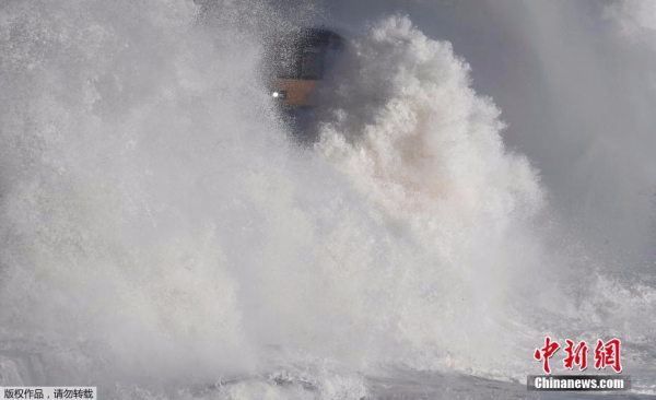 英国伦敦刮起强风巨浪 火车穿浪而出