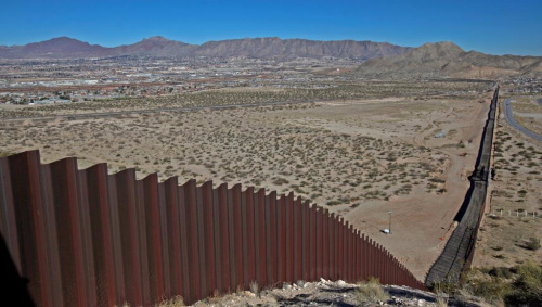 美国国土安全部长称美墨边界筑墙2年内或可竣