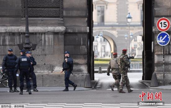 当地时间2月2日，巴黎卢浮宫附近发生公共安全事件，士兵开枪击中一名男子。目前，卢浮宫附近区域已经被疏散。据路透社报道称，该男子试图携带一个手提箱进入卢浮宫博物馆位于地下的商店，遭到士兵枪击。警方称，该地区已经被疏散。图为法国警方在卢浮宫周边警戒。