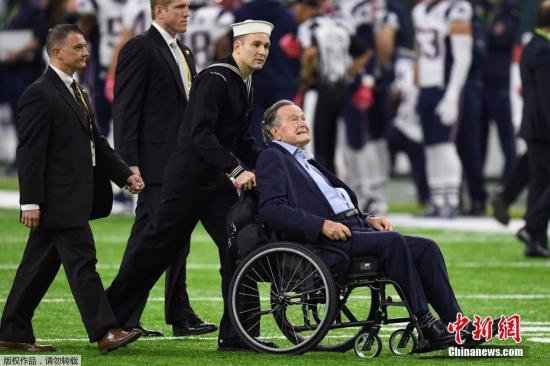 2月5日，美国国家橄榄球联盟年度冠军赛“超级碗”在休斯敦举行，美国在世最年长前总统老布什(George H. W. Bush)携妻子芭芭拉(Barbara Bush)亮相。