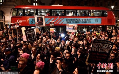 资料图：1月30日，大批民众走上伦敦街头，抗议美国总统特朗普公布的难民和移民新政。