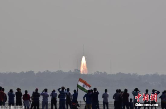 当地时间2月15日，搭载104颗卫星的印度极轨卫星运载火箭(PLSV)从斯里赫里戈达岛的印度航天发射中心发射升空。