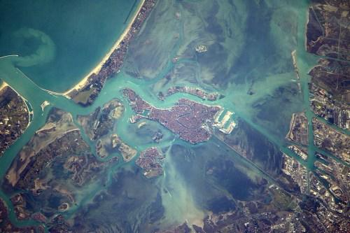 瑰丽水城：宇航员拍摄威尼斯水道纵横勾勒独特风情