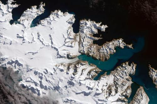 NASA拍摄南极冰川卫星图像：冰雪纯净海水深邃