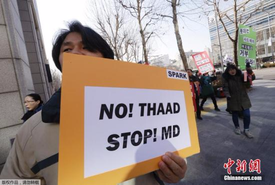 韩国首尔，韩国民众在国防部外举行集会抗议部署“萨德”。