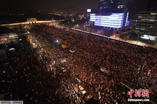 资料图：韩国民众举行要求总统朴槿惠下台的集会。
