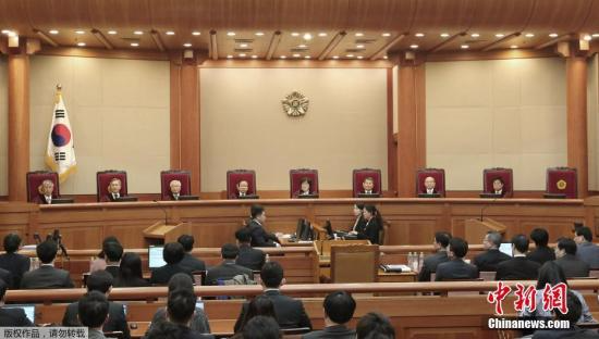 当地时间2月27日，韩国首尔，韩国宪法法院召开朴槿惠弹劾案的最后一次法庭辩论。提起弹劾案的韩国国会以及被弹劾的韩国总统朴槿惠一方的代理律师团，在法庭内展开弹劾结果公布前的最后一次交锋。