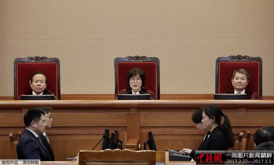 2月27日，韩国首尔，韩国宪法法院召开朴槿惠弹劾案的最后一次法庭辩论。提起弹劾案的韩国国会以及被弹劾的韩国总统朴槿惠一方的代理律师团，在法庭内展开弹劾结果公布前的最后一次交锋。