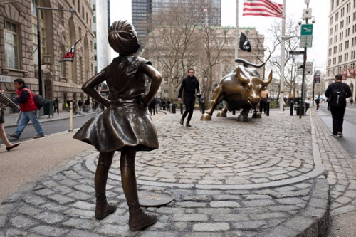 一名女孩站在铜牛对面等于发表声明：这个小女孩决心并愿意挑战现状。