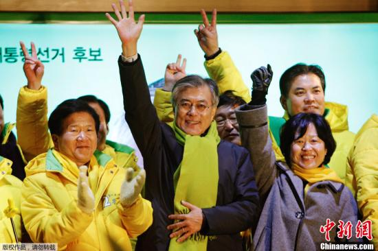 韩国第18届总统选举投票19日举行，两大主要候选人、执政党新国家党朴槿惠和在野的民主统和党文在寅将上演“雌雄对决”。图为12月18日，韩国大田，文在寅参加竞选集会。