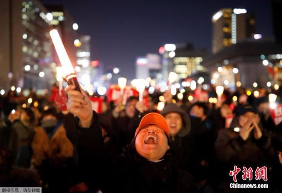 当地时间2017年3月9日，韩国首尔，民众举行烛光集会支持弹劾总统朴槿惠。