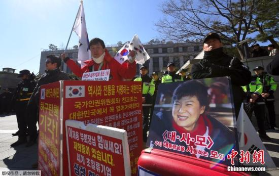 当地时间2017年2月27日，韩国首尔，韩国宪法法院召开朴槿惠弹劾案的最后一次法庭辩论，亲政府和反政府示威者在宪法法院集会。