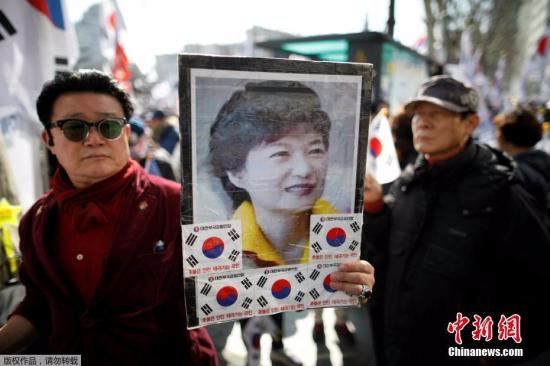 当地时间3月10日，朴槿惠支持者在韩国宪法法院外集会。