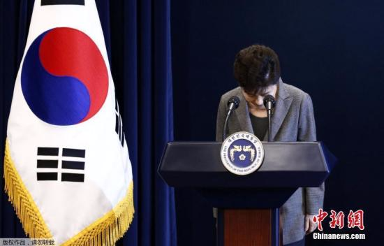 当地时间3月10日上午在经历数月的混乱和调查后，韩国宪法法院宣布总统弹劾案最终判决结果，总统弹劾案获得通过，朴槿惠被立即免去总统职务。朴槿惠也成为了韩国历史上第一位被成功弹劾的总统。（资料图）