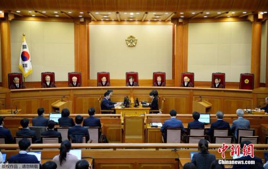 当地时间3月10日上午，韩国宪法法院宣布总统弹劾案最终判决结果，总统弹劾案获得通过，朴槿惠被立即免去总统职务。图为法庭现场。