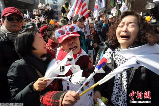韩国宪法法院外，支持朴槿惠的民众痛哭。
