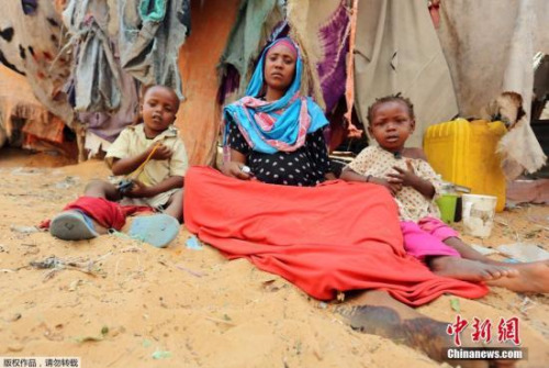 资料图：当地时间3月5日，索马里首都摩加迪沙一处营地的母亲和孩子。