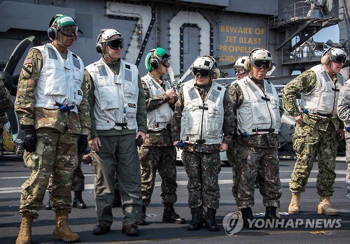 3月12日，韩国联合参谋本部议长李淳镇(右三)和韩美联合司令部司令文森特·布鲁克斯(左一)访问“卡尔·文森”号航空母舰。(图片来源：韩联社)