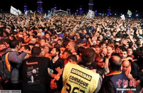 当地时间2017年3月11日，阿根廷一个入场人数达30万人的户外摇滚演唱会发生惨剧，因歌迷向前挤压，造成2人死亡和12人受伤。