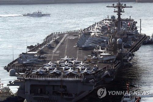 3月15日上午，被称为“海上军事基地”的美国“卡尔·文森”号核动力航母驶入韩国釜山港。（图片来源：韩联社）