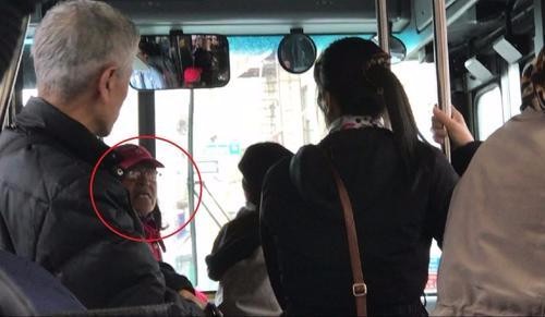 中国侨网一名西语裔女子在公交车上用伞击打王正兴的头部。(美国中文网视频截图)