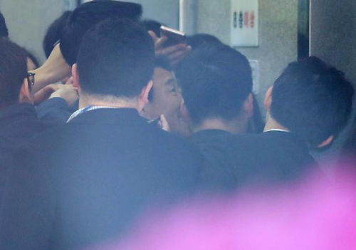 SK集团supex追求协会议长金昌根16日上午抵达首尔中央地方检察院。 [图片来源：韩联社]