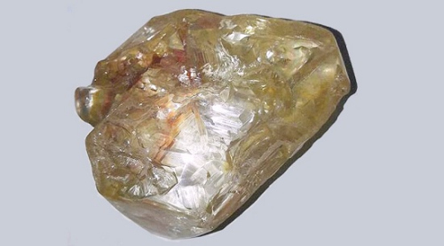 塞拉利昂发现的这颗钻石重706克拉。