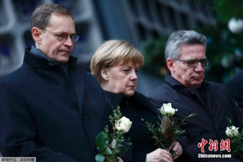 2016年12月20日，德国总理默克尔向圣诞市场恐袭的遇难者献花。