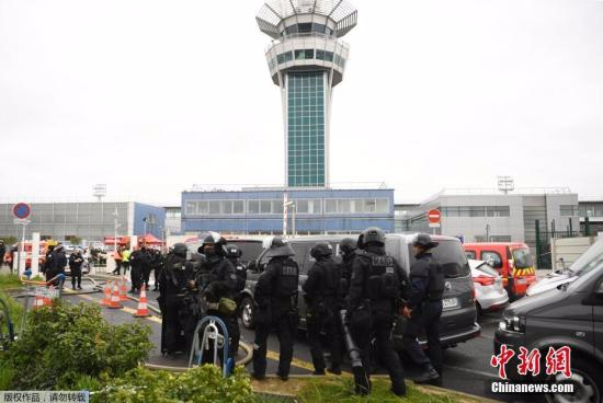 当地时间3月18日袭击事件发生后，武装人员在机场执勤。