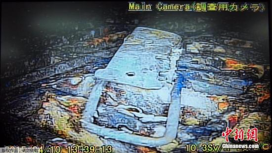 资料图：日本向福岛第一核电站1号机组的反应堆安全壳内投入的棒状机器人，拍摄了反应堆图片。