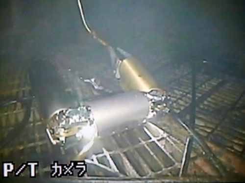 行走于东京电力福岛第一核电站1号机安全壳内的调查机器人。(由国际反应堆报废研究开发机构提供)
