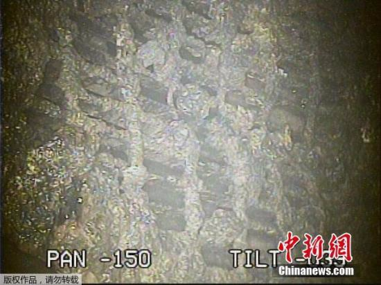 资料图：当地时间2月2日，东电公布的机器人拍到的受损反应堆底部物质的图像。