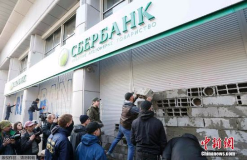 乌克兰示威者抗议俄银行 砌墙封堵银行入口