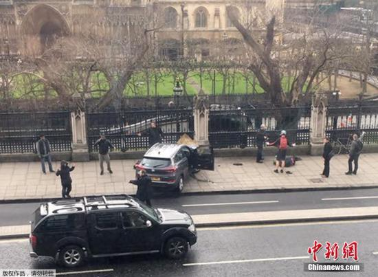 当地时间3月22日下午，英国议会大厦外发生一起袭击事件。来自伦敦警方的消息称，目前这一事件已造成5人死亡，另有约40人受伤，死者包括一名在议会大厦外执勤的警察。图为一名男子驾驶汽车在英国议会大厦附近的威斯敏斯特桥上冲撞行人。