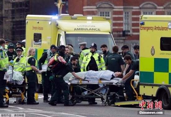 当地时间3月22日下午，英国议会大厦外发生一起袭击事件。来自伦敦警方的消息称，目前这一事件已造成5人死亡，另有约40人受伤，死者包括一名在议会大厦外执勤的警察。图为伤者被送往医院。