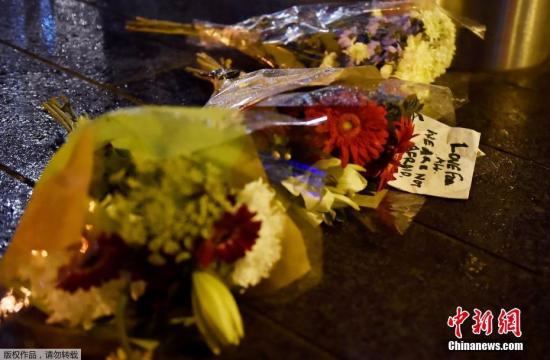 当地时间3月22日，英国议会大厦附近发生恐怖袭击，警方当晚宣布，有5人在此次袭击事件中死亡，其中包括袭击者，另有40多人受伤。图为伦敦民众为遇难者献花致哀。