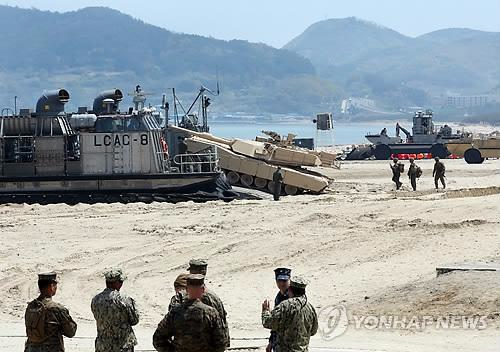 资料图片：2013年4月，韩美在浦项一带实施后勤军需补给演习。（图片来源：韩联社）