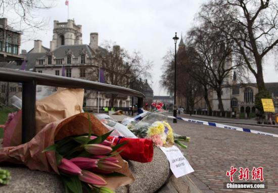 3月23日，伦敦市民在英国议会大厦附近向恐怖袭击事件中的遇难者献花。3月22日，英国议会大厦外发生恐怖袭击事件，造成5人死亡、40余人受伤。 <span target='_blank' href='http://www.chinanews.com/'></div>中新社</span>记者 周兆军 摄