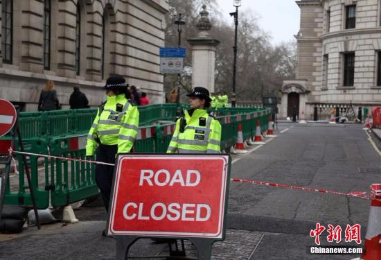 当地时间3月23日上午，英国议会大厦周边仍处于封锁状态，警察在附近街道拉上警戒线，不允许车辆、行人进入。3月22日，英国议会大厦外发生恐怖袭击事件，造成5人死亡、40余人受伤。 <span target='_blank' href='http://www.chinanews.com/'></div>中新社</span>记者 周兆军 摄
