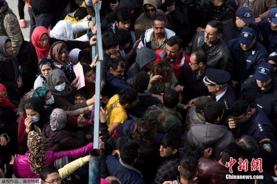当地时间2017年2月6日，希腊雅典，当地警察试图驱散生活在废弃的Hellenikon机场内的难民，遭到难民抵抗。